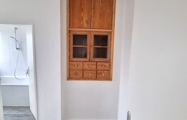 mit schönem Einbauschrank