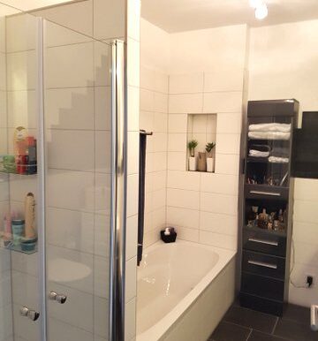 Badezimmer mit Dusche und Wanne