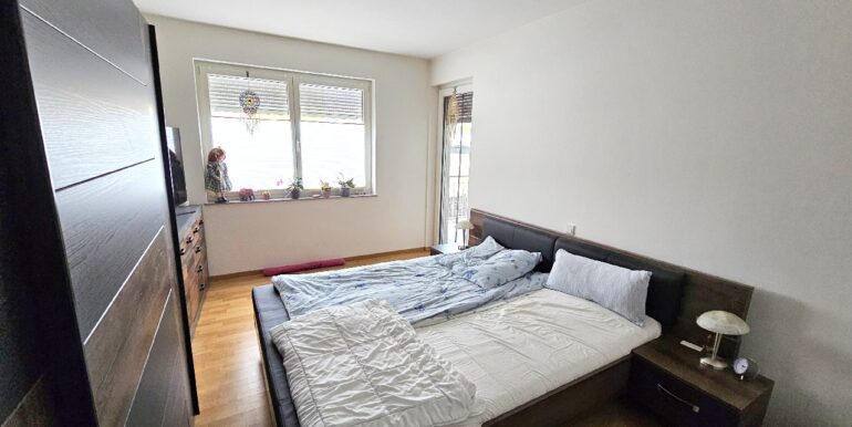 mit Zugang zum Balkon