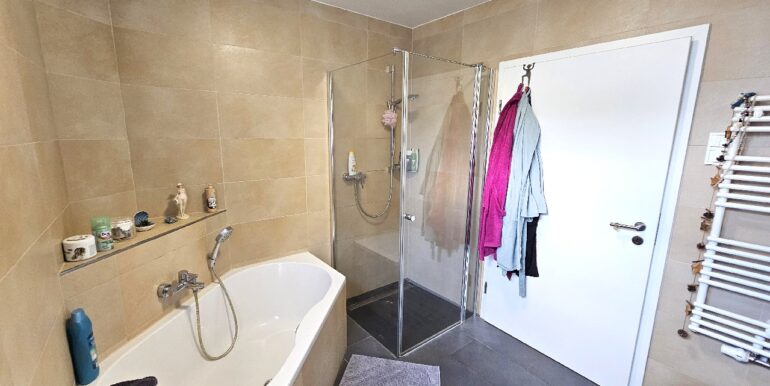 modernes Bad mit Dusche und Wanne
