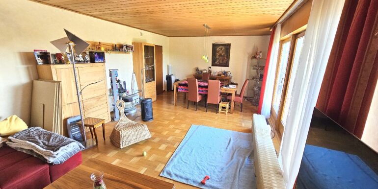 Wohnzimmer mit Zugang zum Balkon