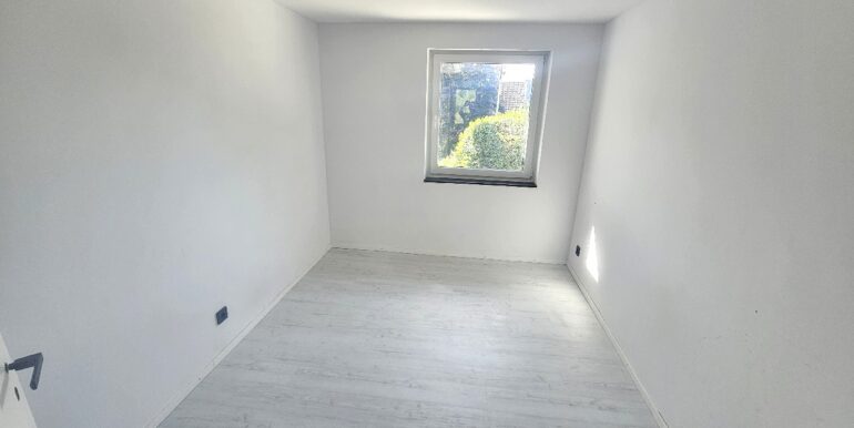 Kinderzimmer mit Zugang Terrasse