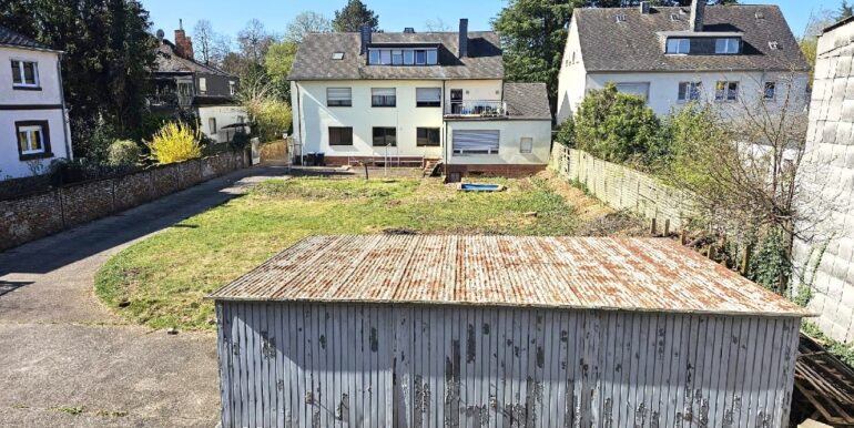 Blick zu  Haus mit 3 weiteren Garagen