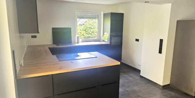 neue Einbauküche mit Markengeräten