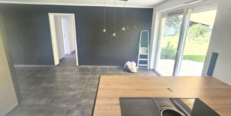 Küche mit Blick Esszimmer und Zugang Garte