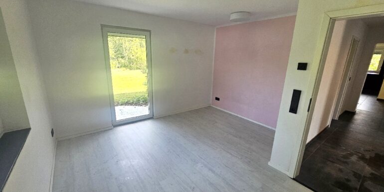 Kinderzimmer 1 mit Zugang Terrasse