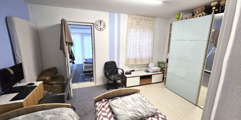 Durchgangszimmer mit Zugang Schlafzimmer