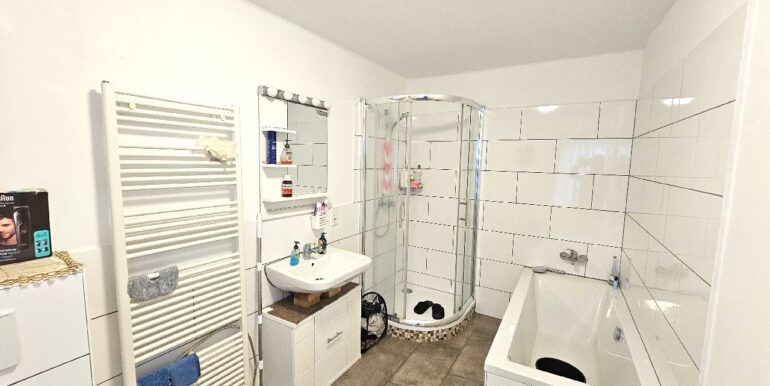 Tageslichtbad mit Dusche und Wanne