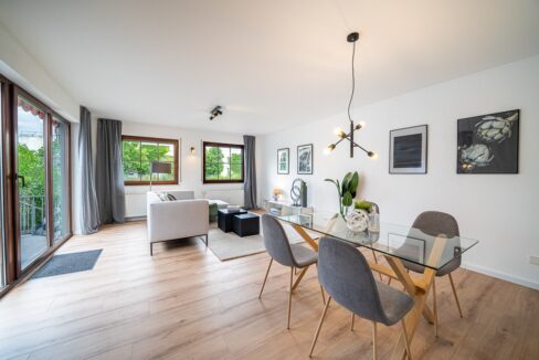 Wohnzimmer mit Zugang Terrasse