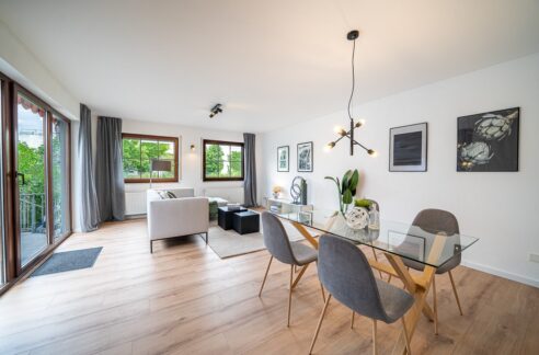 Wohnzimmer mit Zugang Terrasse