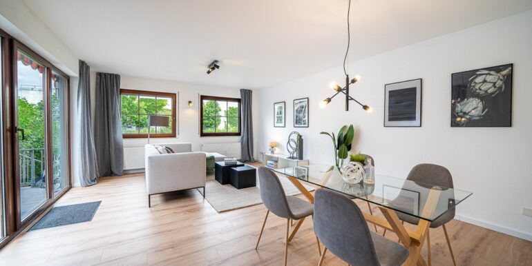 Wohnzimmer mit Zugang Terrasse