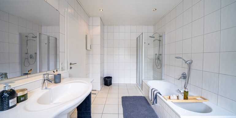 mit Dusche und Wanne