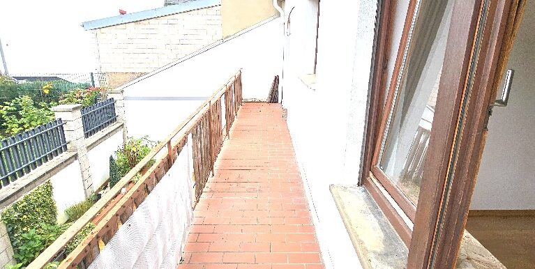 Balkon ( wird komplett erneuert )