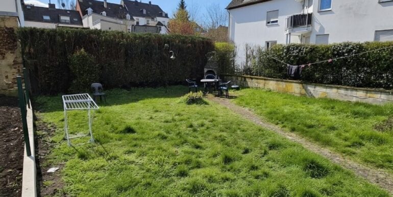 Garten mit Feuerstelle
