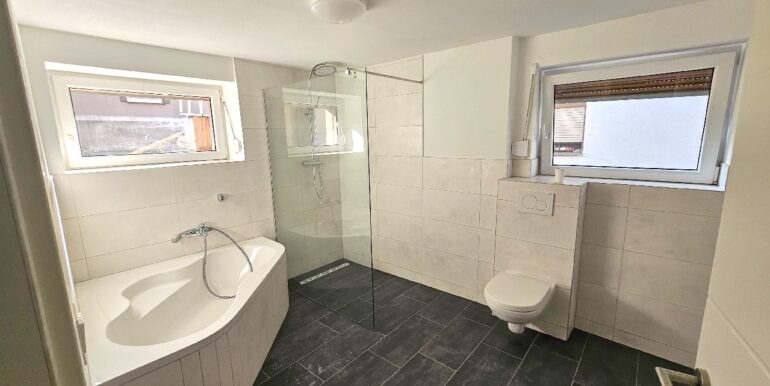 Tageslichbad mit Dusche und Wanne EG