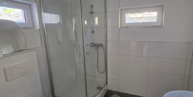 Badezimmer mit Dusche