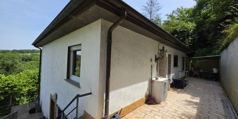 mit großer Terrasse