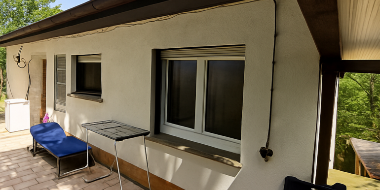 Hausansicht mit Terrasse